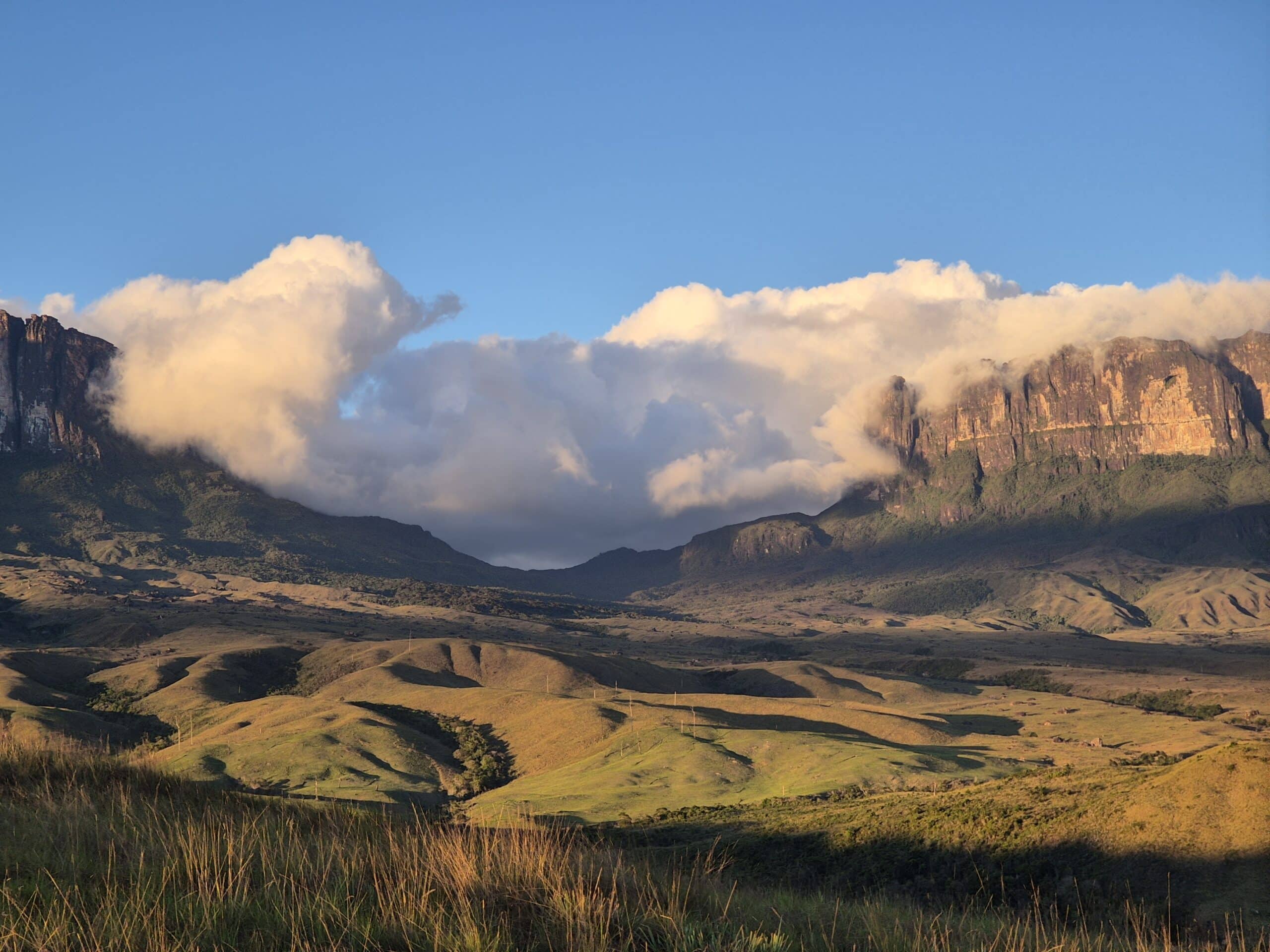 Paisagem do Cânion de Roraima com formações rochosas e céu azul.